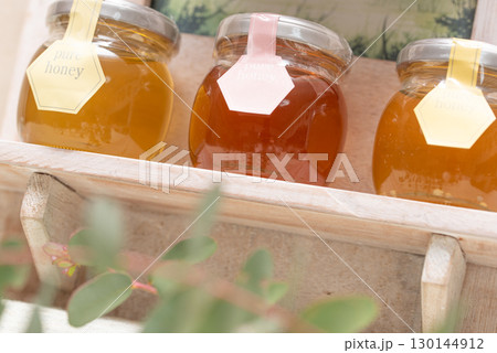 瓶に入ったはちみつ 瓶に入ったはちみつ 130144912