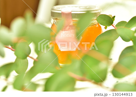 瓶に入ったはちみつ 130144913