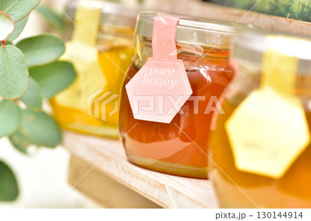 瓶に入ったはちみつ 瓶に入ったはちみつ 130144914