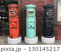 3色のレトロな郵便ポストが並ぶ街角 130145217