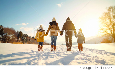 雪景色の中を手をつないで歩く親子 雪景色の中を手をつないで歩く親子 130145287