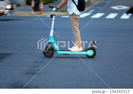 路上を走行中の電動キックボード 130145317