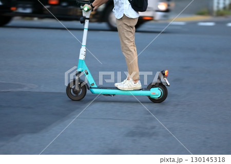 路上を走行中の電動キックボード 130145318