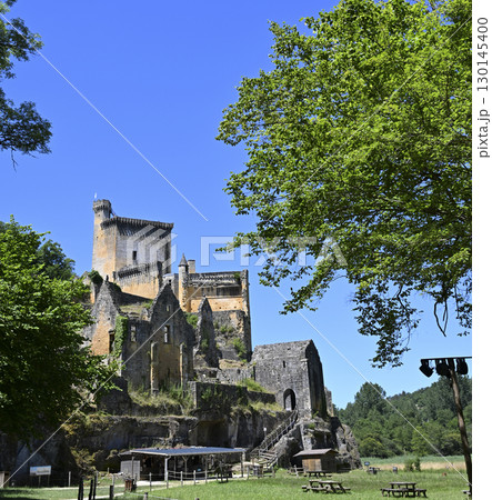 FRANCE, DORDOGNE, PERIGORD NOIR, LES-EYZIES-DE-TAYAC, CHATEAU DE COMMARQUE FRANCE, DORDOGNE, PERIGORD NOIR, LES-EYZIES-DE-TAYAC, CHATEAU DE COMMARQUE 130145400