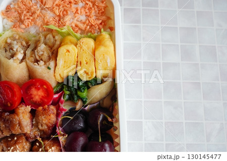彩り豊かな手作り弁当 卵焼きと春巻きと鶏の唐揚げ入り家庭のおかず詰め合わせ 彩り豊かな手作り弁当 卵焼きと春巻きと鶏の唐揚げ入り家庭のおかず詰め合わせ 130145477