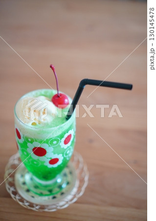 さくらんぼとアイスがのった昔懐かしいメロンソーダフロートの夏ドリンク 130145478