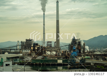 瀬戸内の周南コンビナート 130146117