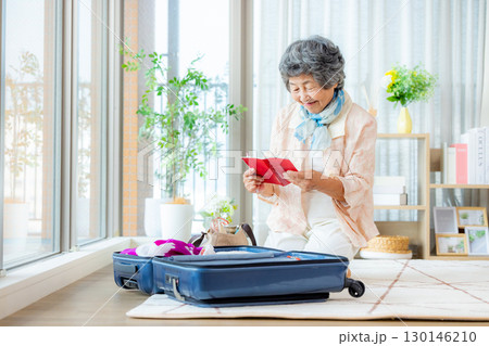 旅行するシニア女性 130146210