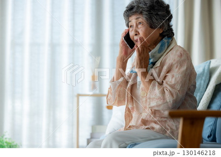 電話するシニア女性 130146218