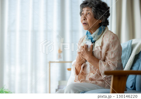 電話するシニア女性 130146220