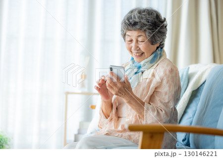 スマートフォン を使うシニア女性 130146221