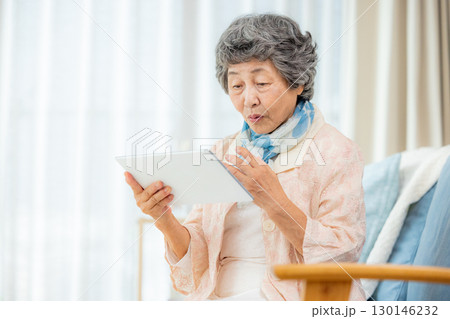 タブレット端末を使うシニア女性 タブレット端末を使うシニア女性 130146232