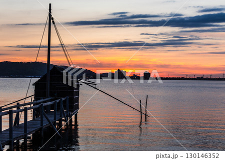 東郷湖の夕景 空と湖と四手網漁の監視小屋 東郷湖の夕景 空と湖と四手網漁の監視小屋 130146352