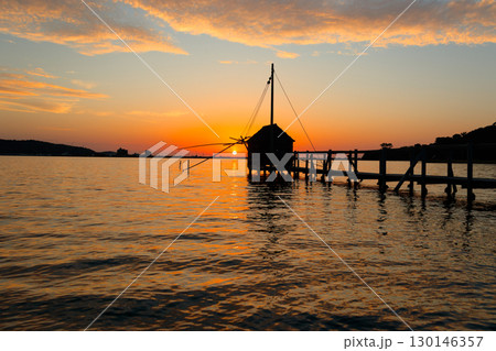 東郷湖の夕景 空と湖と四手網漁の監視小屋 東郷湖の夕景 空と湖と四手網漁の監視小屋 130146357