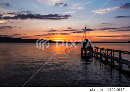 東郷湖の夕景 夕陽と四手網漁の監視小屋 東郷湖の夕景 夕陽と四手網漁の監視小屋 130146374