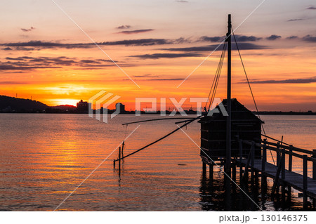 東郷湖の夕景 夕陽と四手網漁の監視小屋 東郷湖の夕景 夕陽と四手網漁の監視小屋 130146375