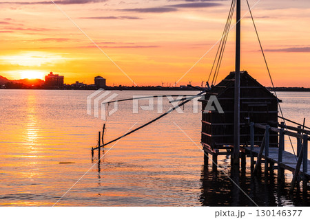 東郷湖の夕景 夕陽と四手網漁の監視小屋 東郷湖の夕景 夕陽と四手網漁の監視小屋 130146377