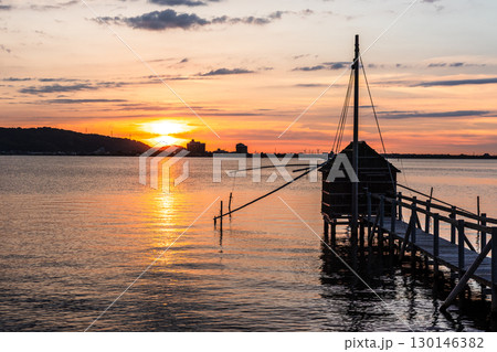 東郷湖の夕景 夕陽と四手網漁の監視小屋 東郷湖の夕景 夕陽と四手網漁の監視小屋 130146382