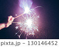 手持ち花火を楽しむ 二つ持ち 130146452