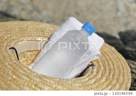 熱中症対策　帽子の中の水とタオル 130146594