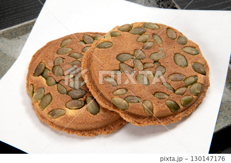 カボチャの種入りの南部煎餅 カボチャの種入りの南部煎餅 130147176