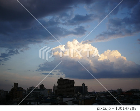 雲の隙間から差し込む光 美しい光 コピースペース 雲に魅せられて 雲の隙間から差し込む光 美しい光 コピースペース 雲に魅せられて 130147288