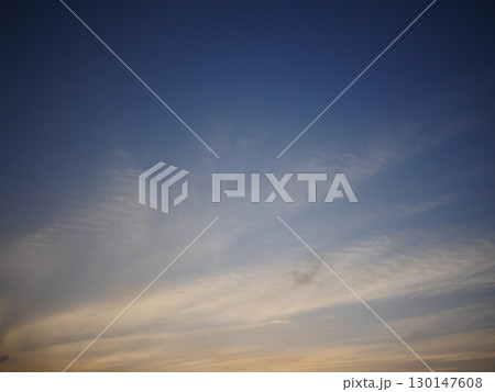 夕日に染まる雲　コピースペース　空に魅せられて 130147608
