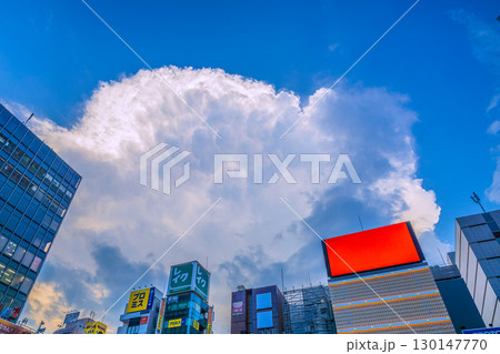 日本の東京都市景観8月21日。猛烈な暑さ続く…発達する雲や新橋・新橋SL広場前の飲み屋街などを望む 130147770