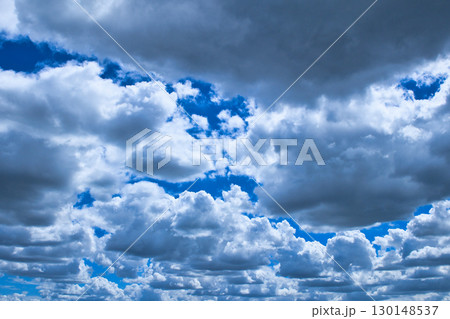 爽やかなブルーの夏空と沢山の雲 130148537