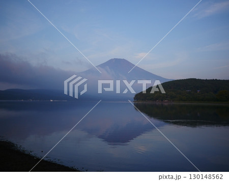 山中湖から見た、幻想的な空のグラデーション　コピースペース　美しさの共演 130148562