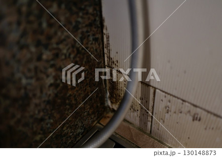 浴室の壁に発生した黒カビと湿気による汚れの様子 130148873