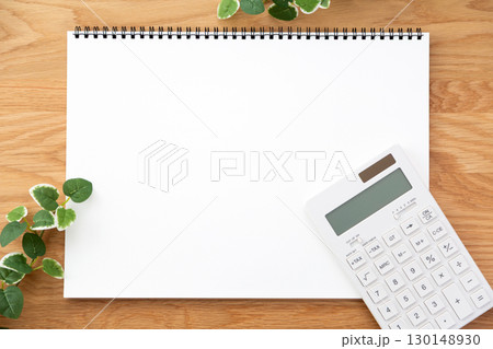 スケッチブックと電卓 130148930