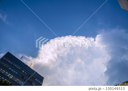 日本の東京都市景観8月21日。猛烈な暑さ続く…新橋・新橋SL広場から発達する雲などを望む 日本の東京都市景観8月21日。猛烈な暑さ続く…新橋・新橋SL広場から発達する雲などを望む 130149313