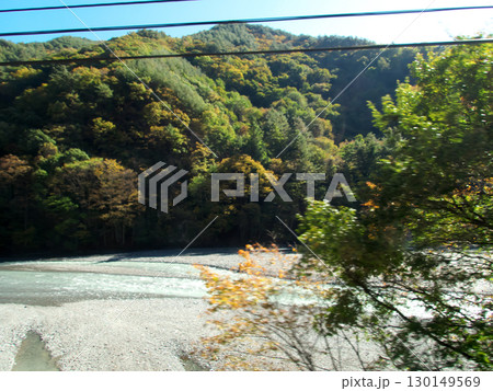 紅葉に囲まれた川 紅葉に囲まれた川 130149569