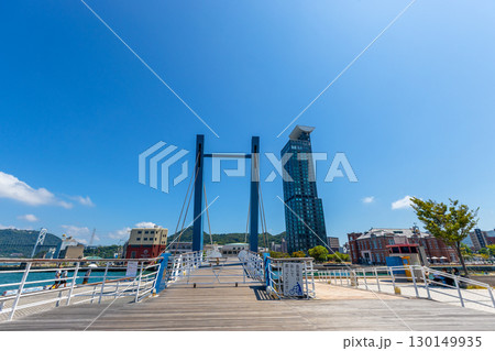 福岡県の門司港レトロの風景　門司港ハイマートとはね橋のブルーウィング 130149935