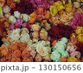カラフルなバラの花々の背景 130150656