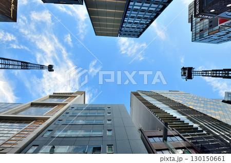 銀座通りのイベントで空高く伸びるはしご車 130150661