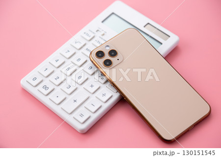 白い電卓とスマートフォン 130151545