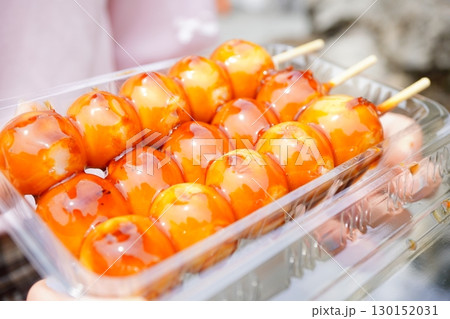 屋台で売られる艶やかなみたらし団子 夏祭りの定番和菓子スイーツのクローズアップ 130152031