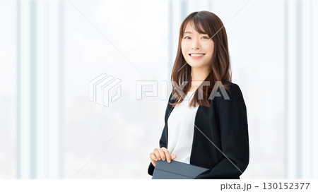 タブレットを持つ笑顔の女性・ビジネスウーマン タブレットを持つ笑顔の女性・ビジネスウーマン 130152377