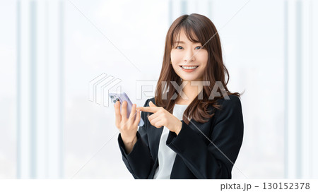 スマートフォンを持つ笑顔の女性・ビジネスウーマン スマートフォンを持つ笑顔の女性・ビジネスウーマン 130152378