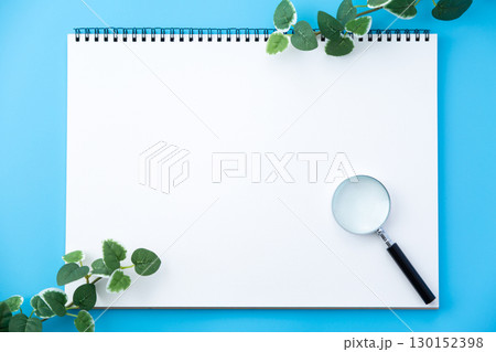 スケッチブックとルーペ スケッチブックとルーペ 130152398