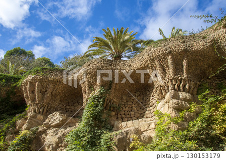 スペインのバルセロナにあるガウディの建築物やその風景 130153179