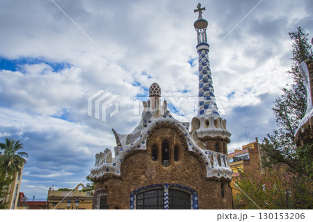 スペインのバルセロナにあるガウディの建築物やその風景 130153206