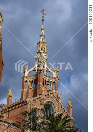 ガウディ建築のあるバルセロナの風景 130153231