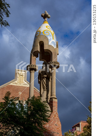 ガウディ建築のあるバルセロナの風景 130153235