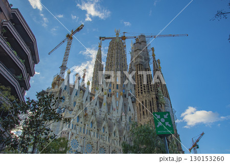 ガウディ建築のあるバルセロナの風景 130153260