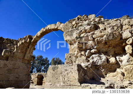 青空に映える、キプロスの古代アーチ遺跡 130153636