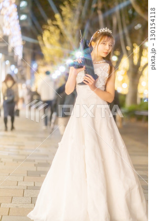 クリスマスイルミネーションとドレスの女性 クリスマスイルミネーションとドレスの女性 130154118