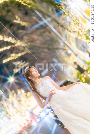 クリスマスイルミネーションとドレスの女性 クリスマスイルミネーションとドレスの女性 130154119